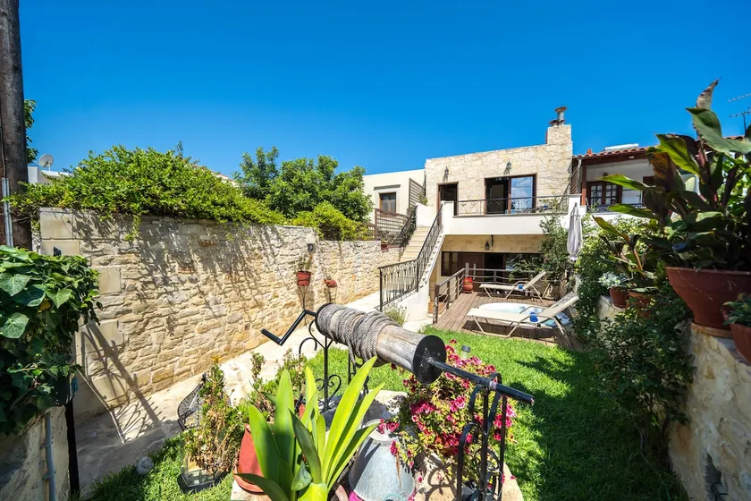 Arhontariki Luxury Apartment - Image 1