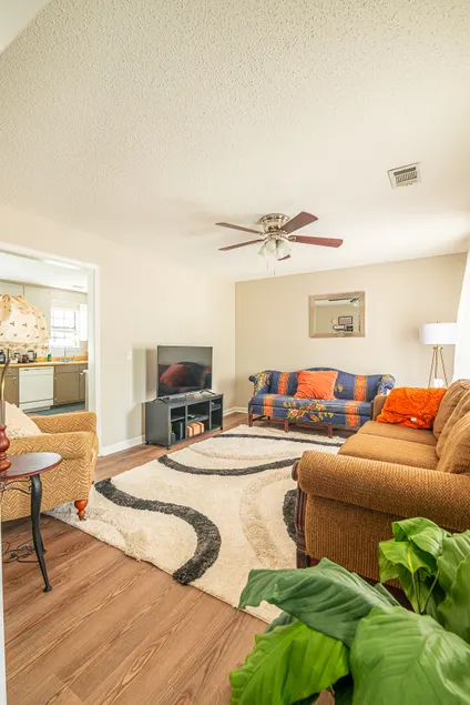 Private Spacious Ample Parking - Image 1