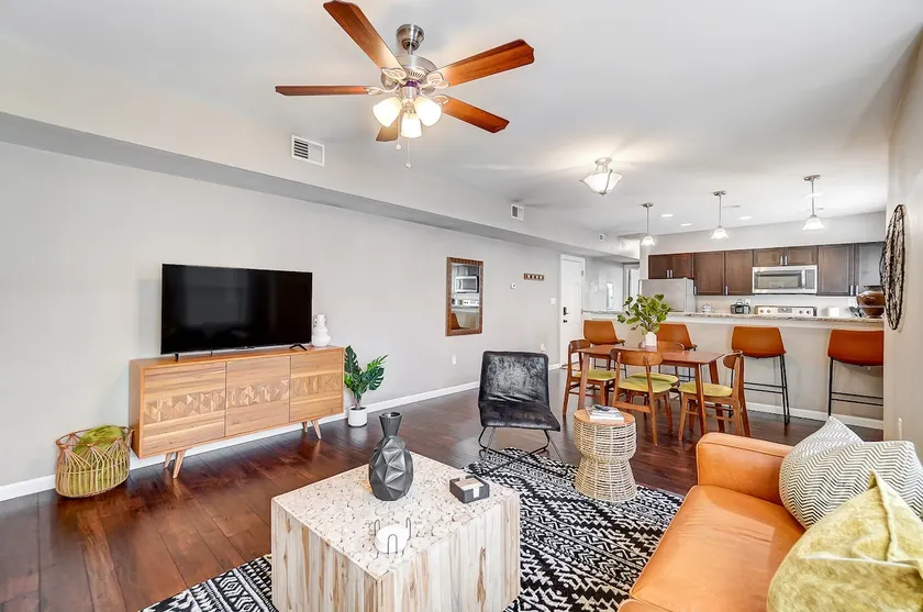 Bright & Roomy • Walk to Oakley Hotspots • Parking - Image 1