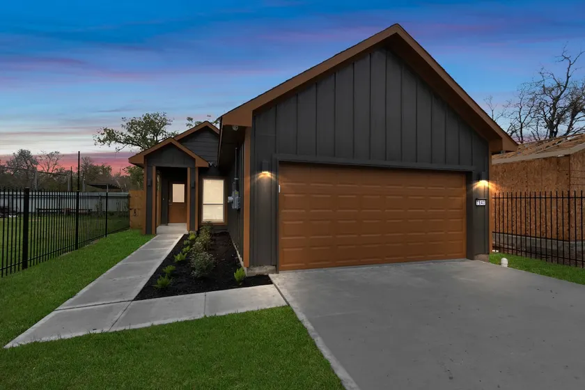 4BR Group Stay Near Downtown - Image 1