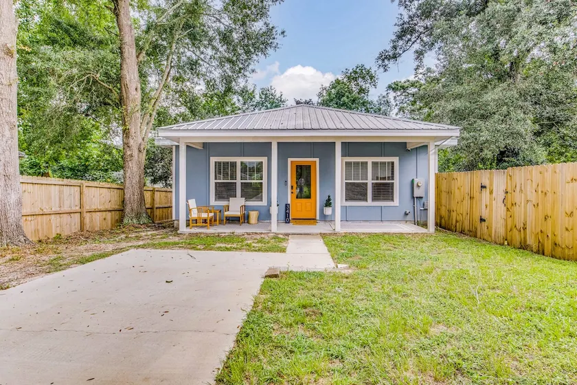 Blue Bayou ~ Cozy East Hill Convenience - Image 1