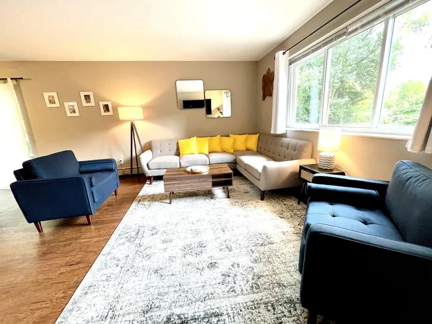 Rare Find 3 Bdr 1 Mile From Downtown w/ Parking - Image 1