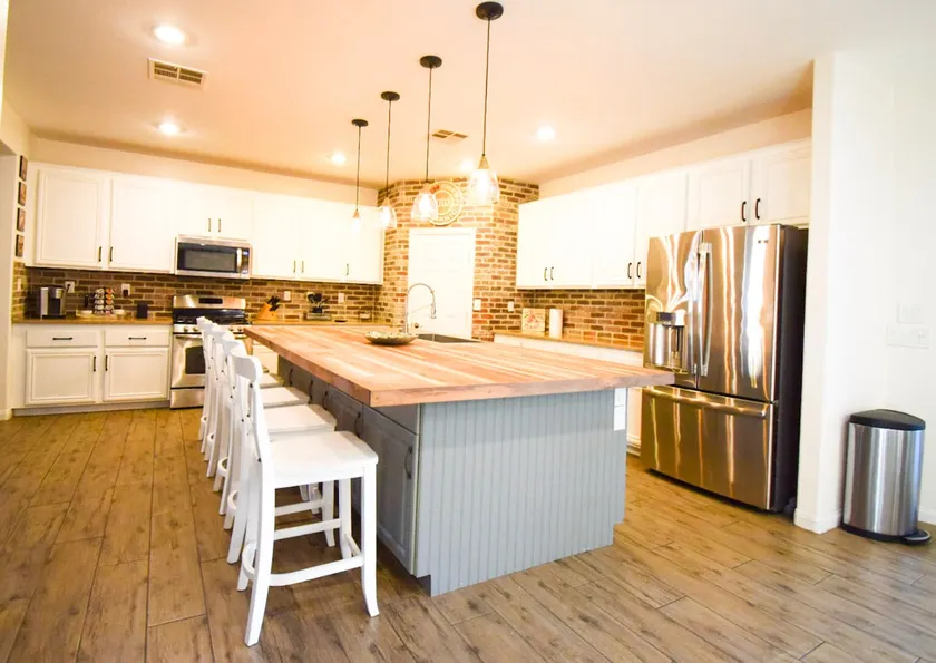 4000sq ft Dream with custom Kitchen and RV Parking - Image 1
