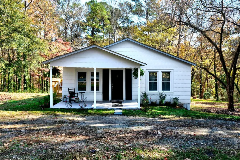 Quaint and Cozy 2 Bedroom Country Cottage Retreat - Image 1