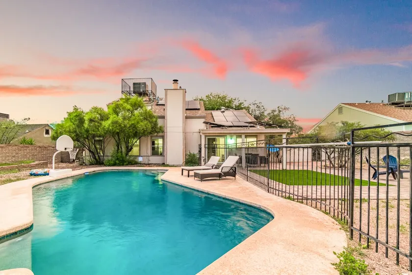 Game Room Pool & Firepit Wow - Image 1