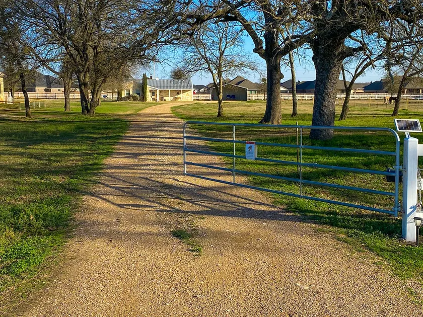 Texas Star Cottage On acreage with private gate - Image 1
