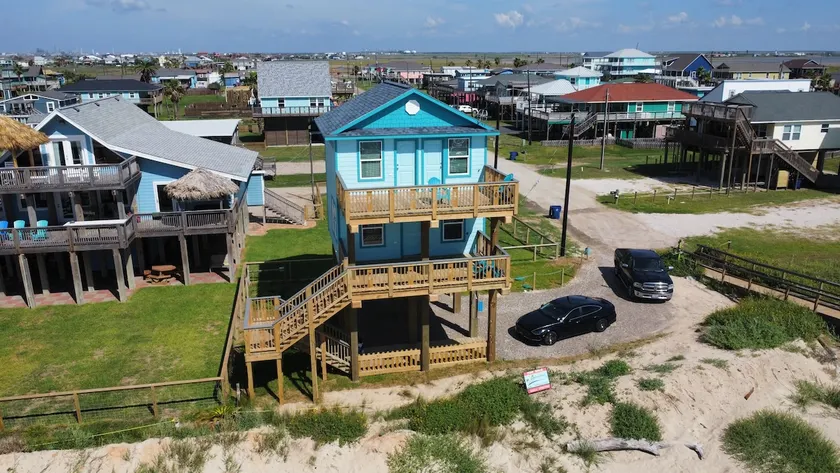 Beachfront on Sand | 180° Ocean Views | King - Image 1