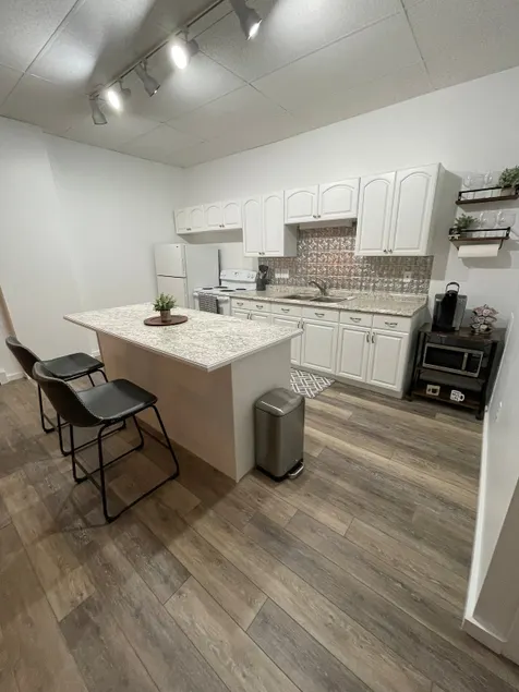 Stay on Main, lovely 1 bedroom renovated unit - Image 1