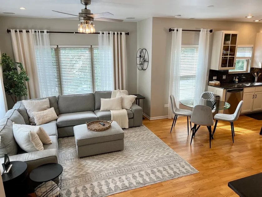 Cozy & Bright Townhome near O’hare -Self Check In- - Image 1