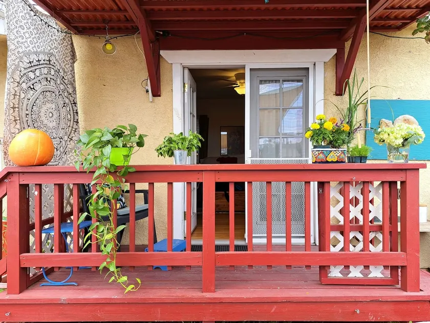 Garden oasis w/ private entrance, porch & parking - Image 1