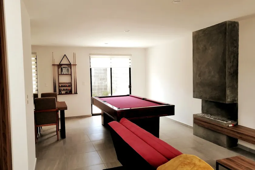House with fireplace, pool table, and campfire area - Image 1