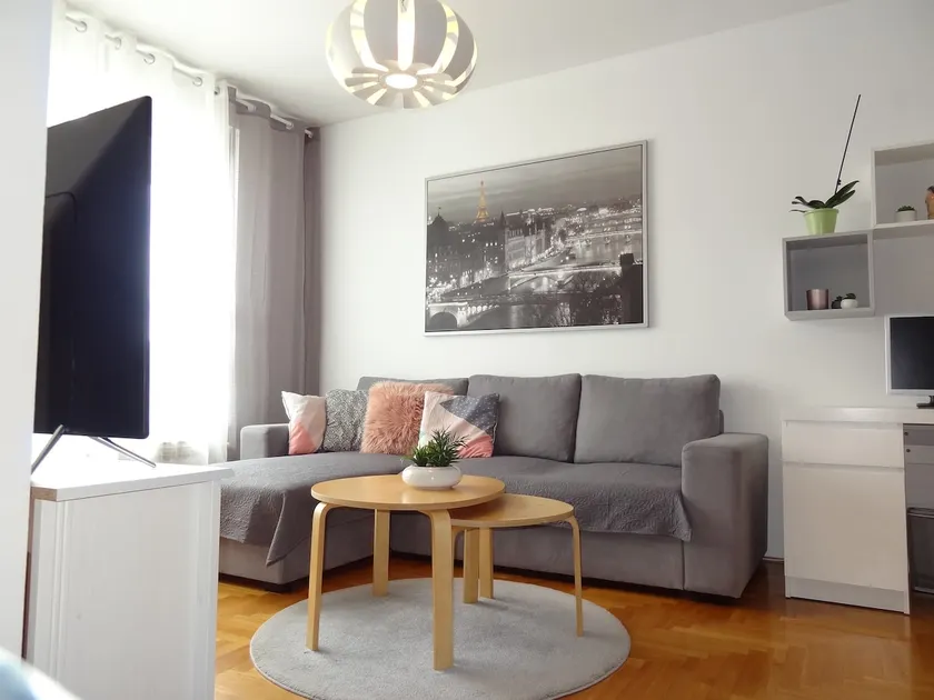 Well-equipped apartment with free parking - Image 1