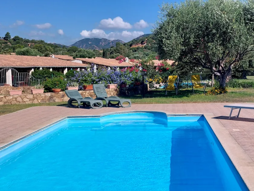 Small villa with a beautiful garden overlooking the sea - Image 1
