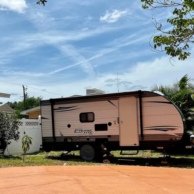 Travel Trailer near Cruises/Beaches/Rockets *3 ppl - Image 1