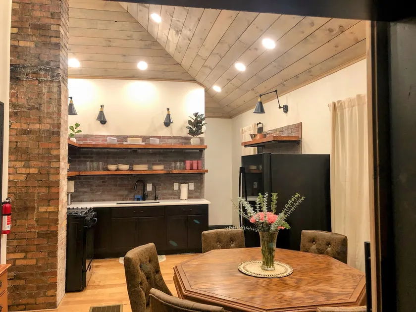 ”The Lighthouse” Renovated 2 BR Home by University - Image 1