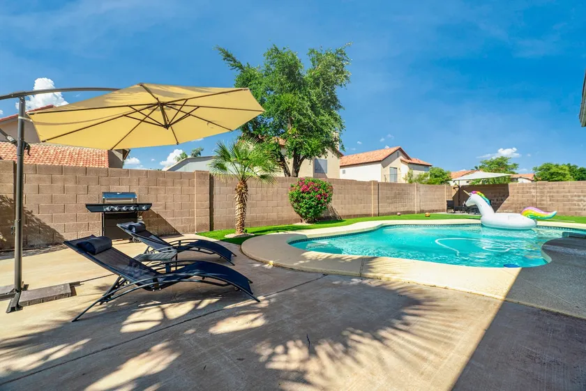 Pool fireplace 5 mi from West Gate - Image 1