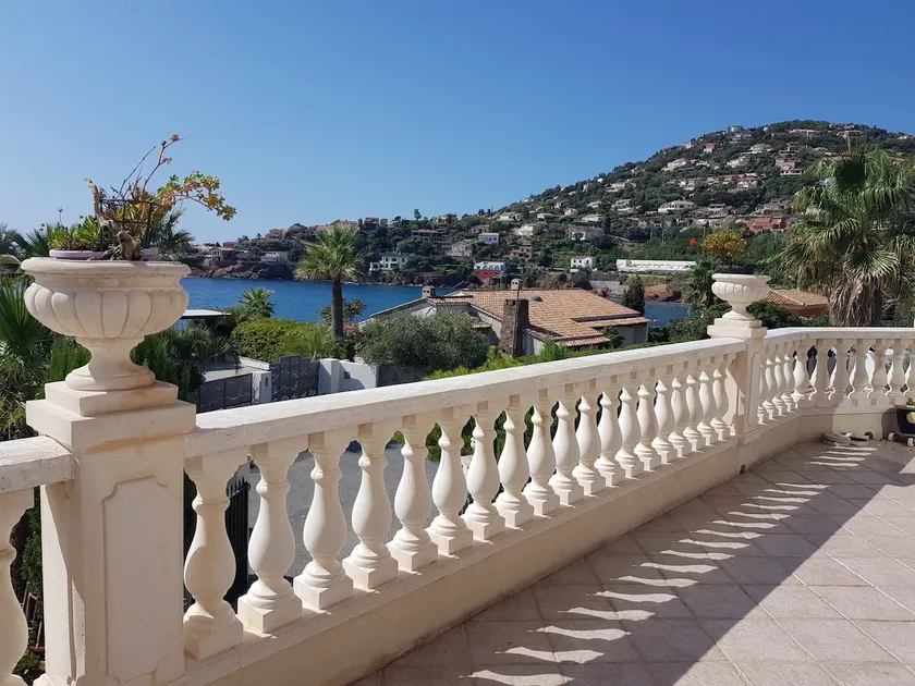 Waterfront villa, 3 bedrooms, sleeps 7 - Image 1