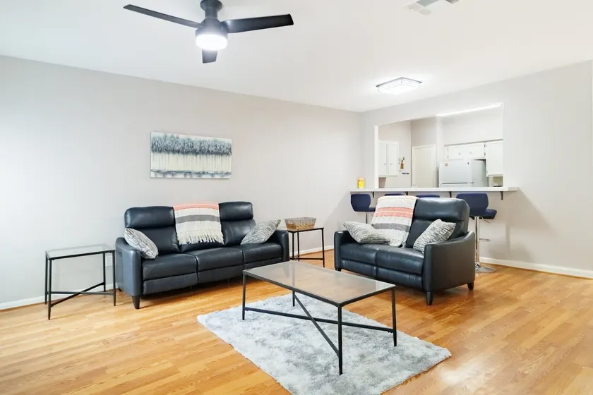 Cozy 2-bedroom w/ amenities 1 King and 2 Queens - Image 1