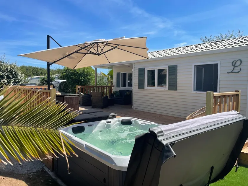 Cozy bungalow with private hot tub - Image 1