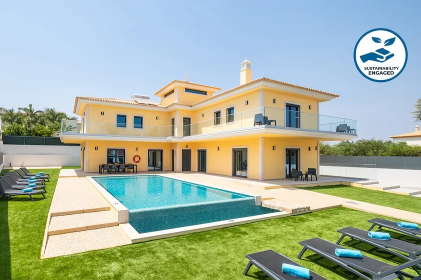 Family villa with heatable pool & game room - Image 1
