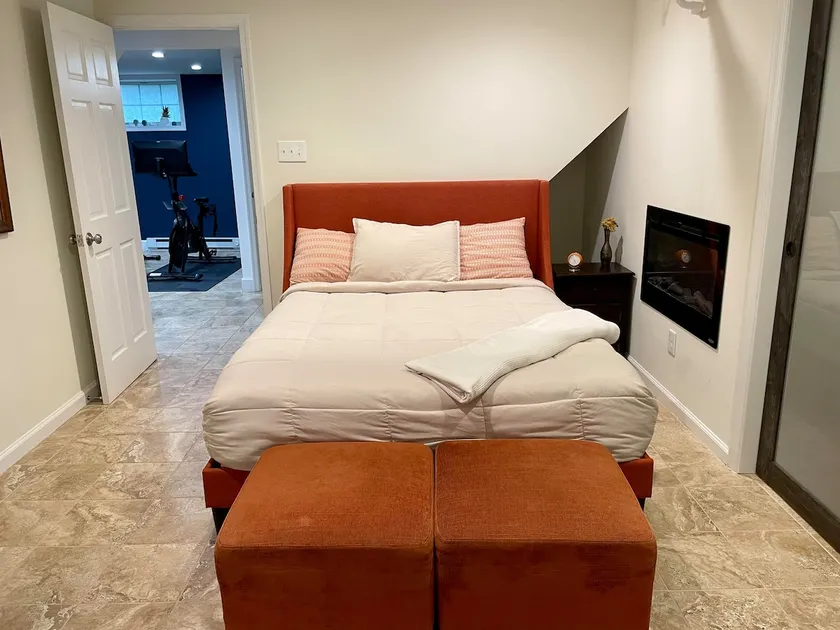 Amenities filled 1BR suite in Hillcrest - Image 1