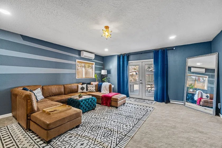 Spacious downtown pad - billiards/ping pong/sauna - Image 1