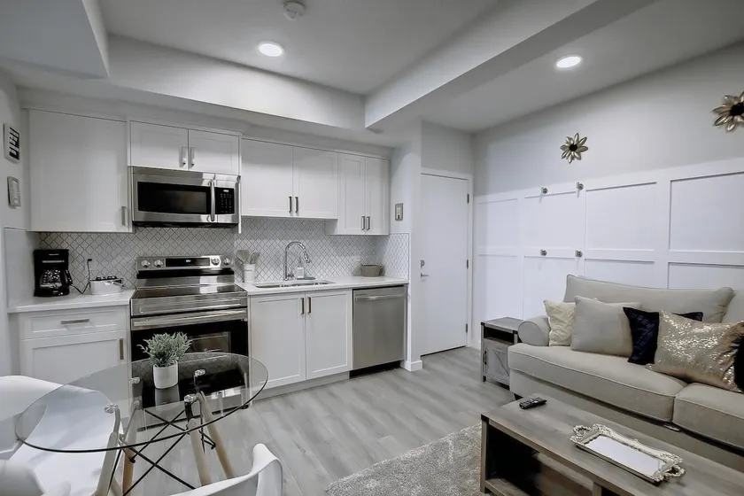 *2 Bedrooms|Full Kitchen|Faces Park - Image 1