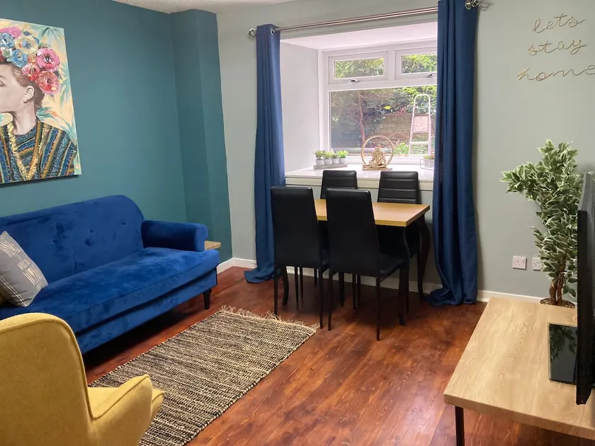 Perfectly located 2-bedroom flat, free parking. - Image 1