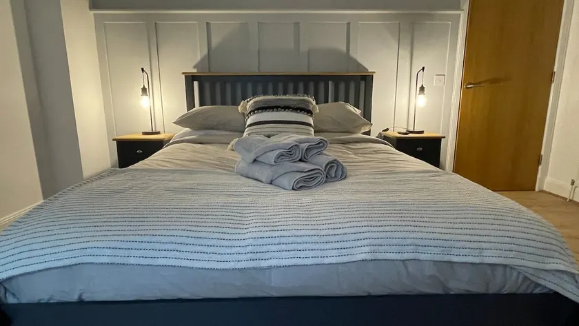 Harbourside, Elegant Apartment+Bike Store-Sleeps 6 - Image 1