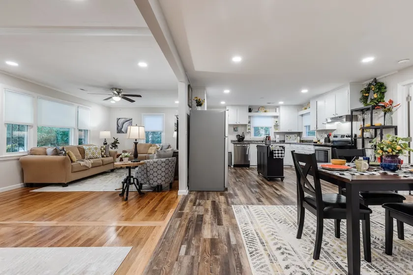 Spacious & Stylish ~ Near TIEC ~ Patio ~ Fire Pit! - Image 1