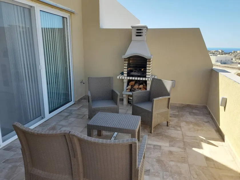 Lovely 1-bedroom penthouse with BBQ area - Image 1
