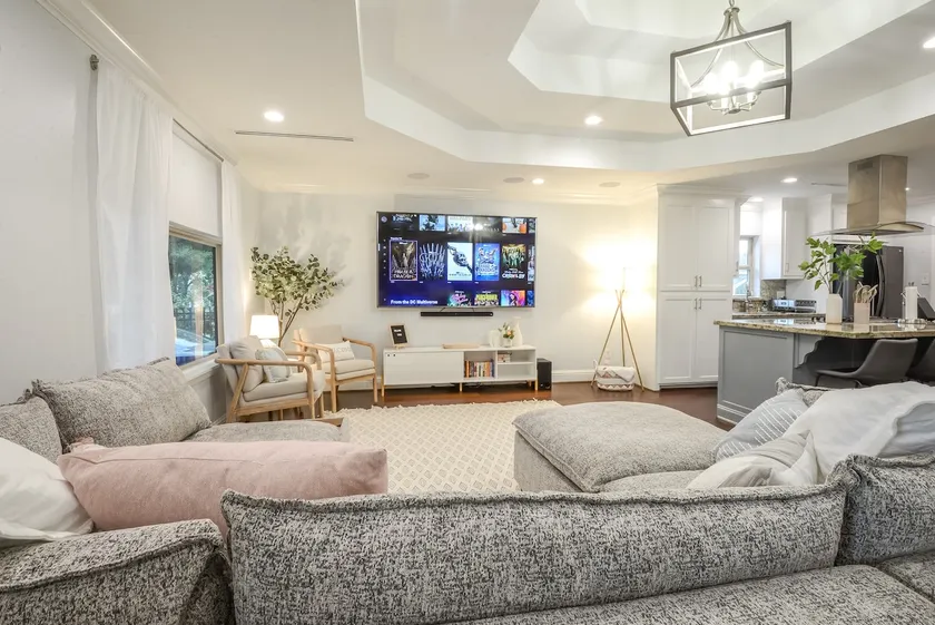 Ultimate Family Getaway in a Stylish Spacious Home - Image 1