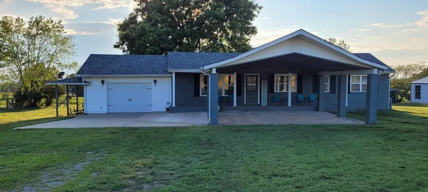 Conveniently located clean and modern country home - Image 1