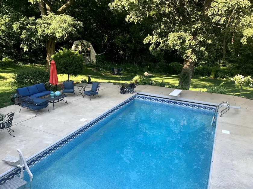 Country Living/Downtown Access - Image 1