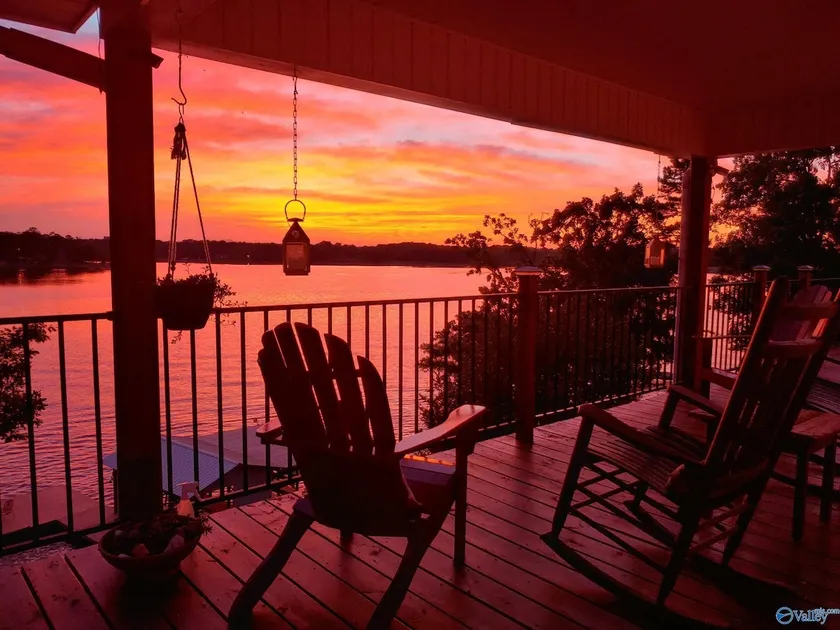 Bring your boats! Waterfront Weiss Lake Home - Image 1