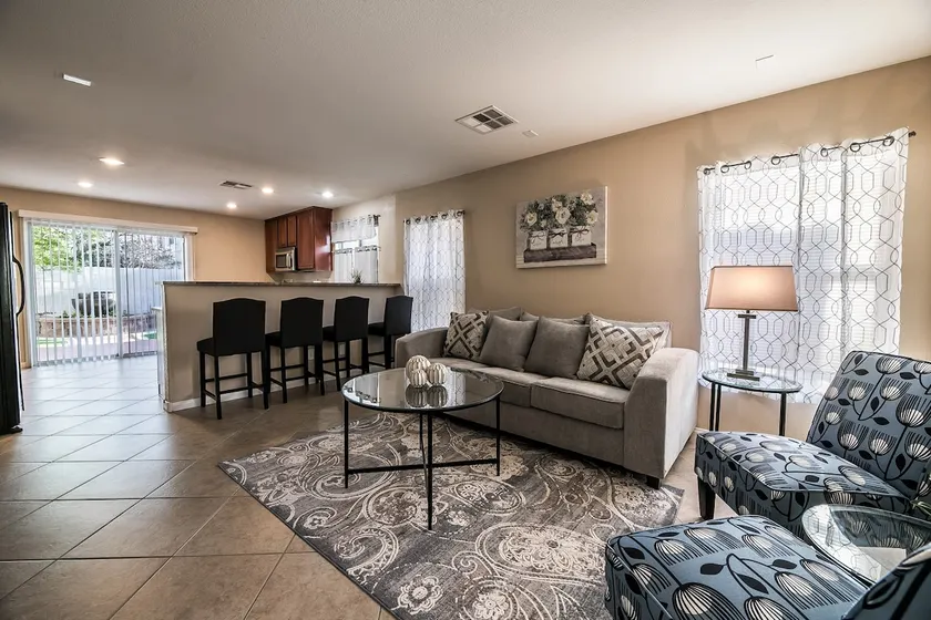Cozy 2- bedroom home with parking - Image 1
