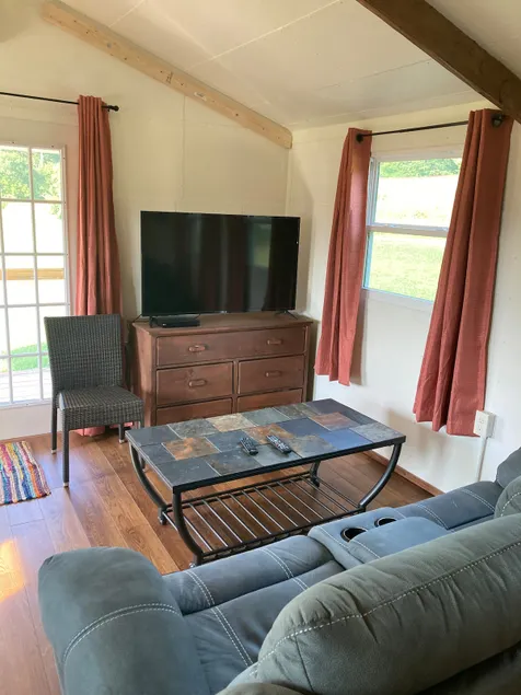 View with a studio apartment - Image 1