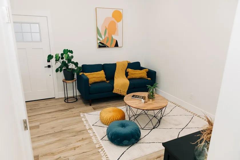 New Modern guesthouse with pool in Simi Valley - Image 1