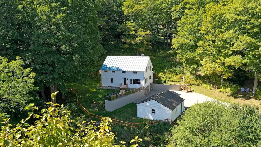 Updated 6BR Home 4 min to Okemo w fenced in yard! - Image 1
