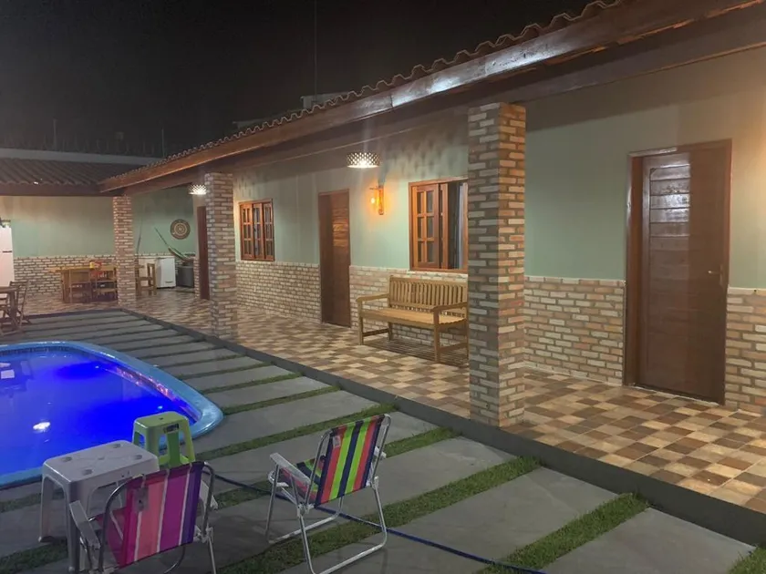 Summer house with pool and spacious accommodations. - Image 1