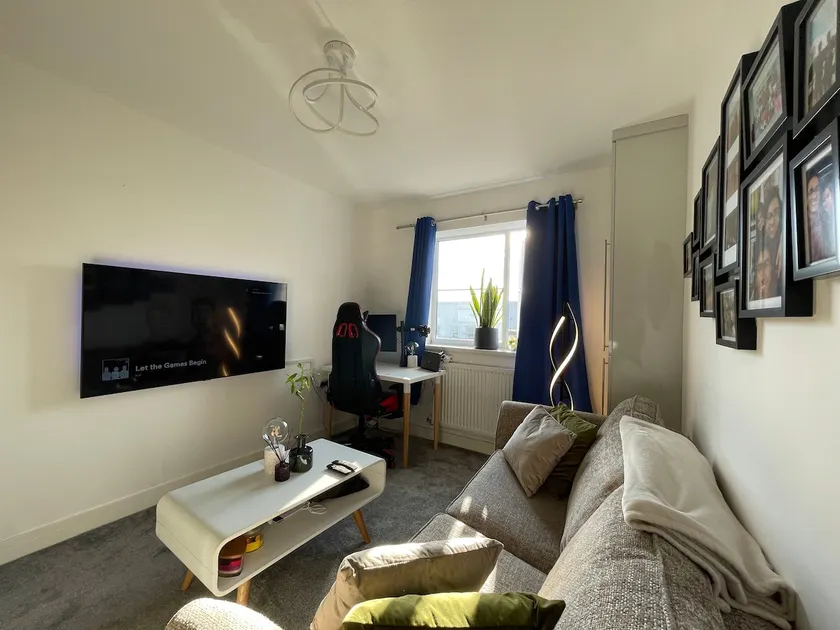 1 Bedroom flat-Bolton/Horwich - Parking - Sleeps 4 - Image 1