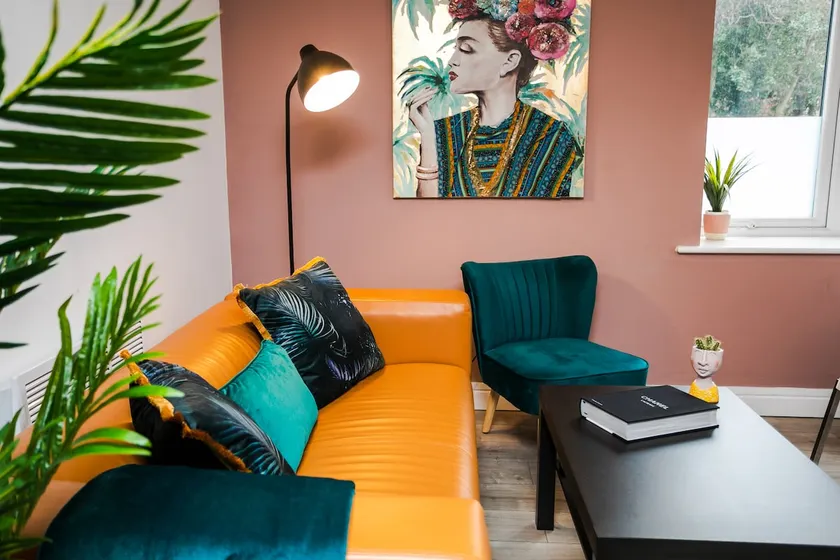 2bed apt,5mins to centre, free parking. - Image 1