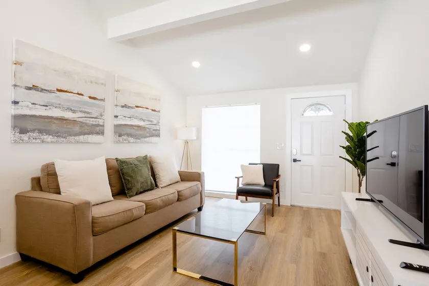 Sun-filled Townhome w/ double King Bed's - Image 1