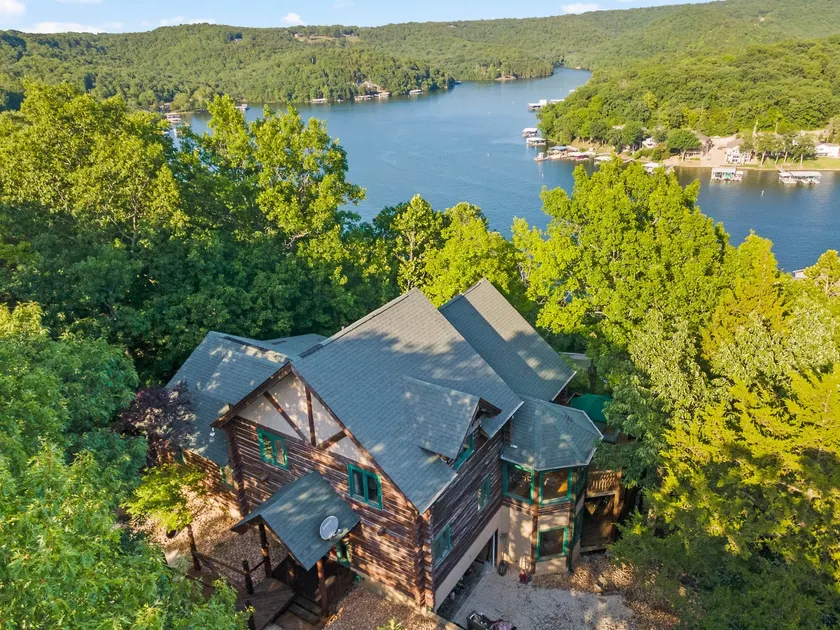 Spacious Log cabin with amazing lake views! Only minutes from LOZ attractions. - Image 1