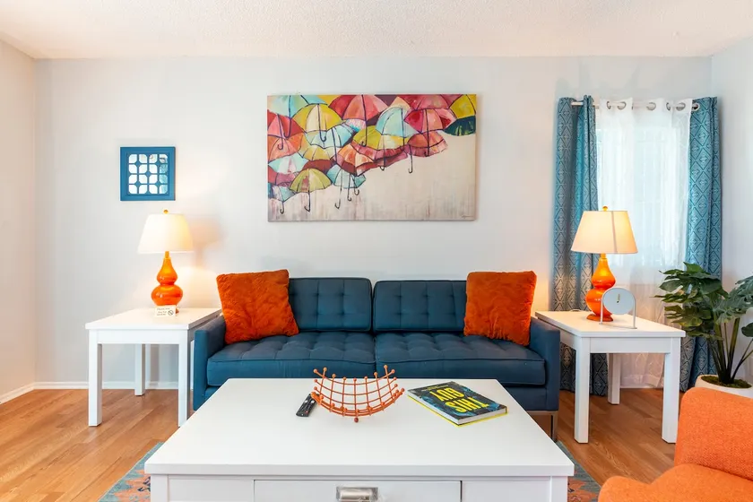 Central LA Stay Near SoFi, LAX & Top Attractions - Image 1
