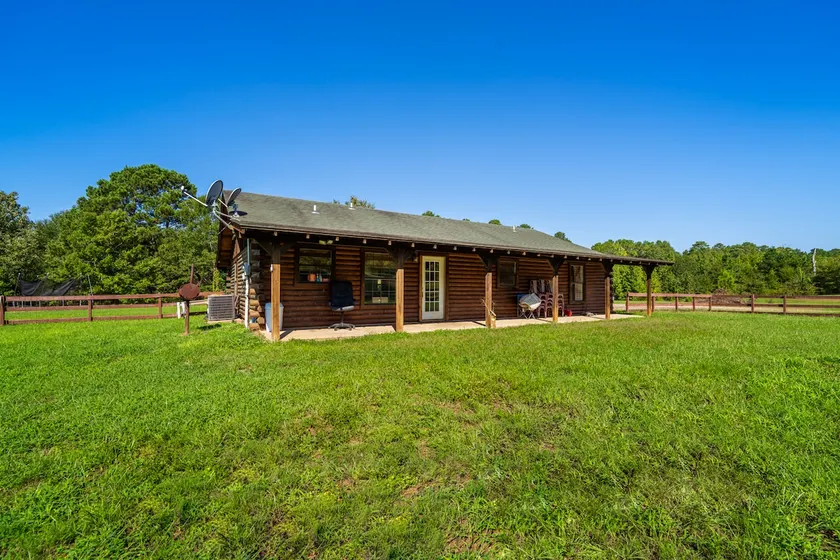 The cabin on 18 acres (near Lake Cherokee). - Image 1