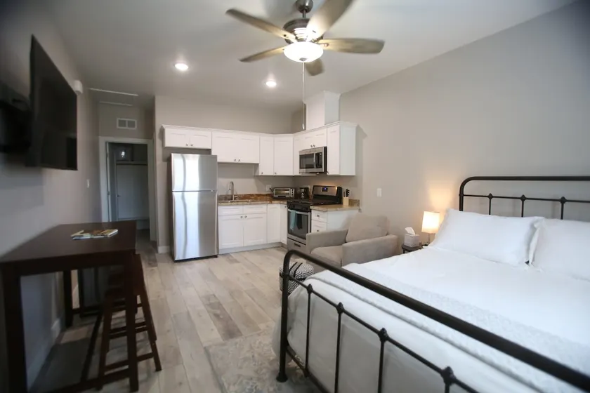 COZY Downtown studio! - Image 1