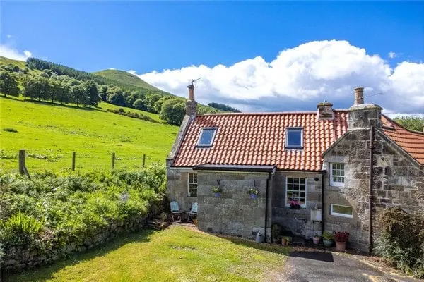 Beautiful royal-village cottage with wood-burner - Image 1