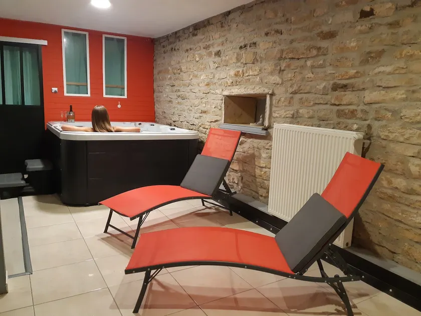 Au Petit Jardin Secret (cottage with private hot tub) - Image 1