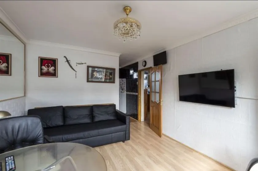 1 Bedroom Flat Close to City with Free Parking Arrangement - Image 1